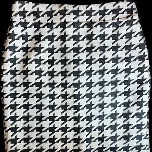 Banana Republic B&W Houndstooth Mid-Length Mini Pencil Skirt